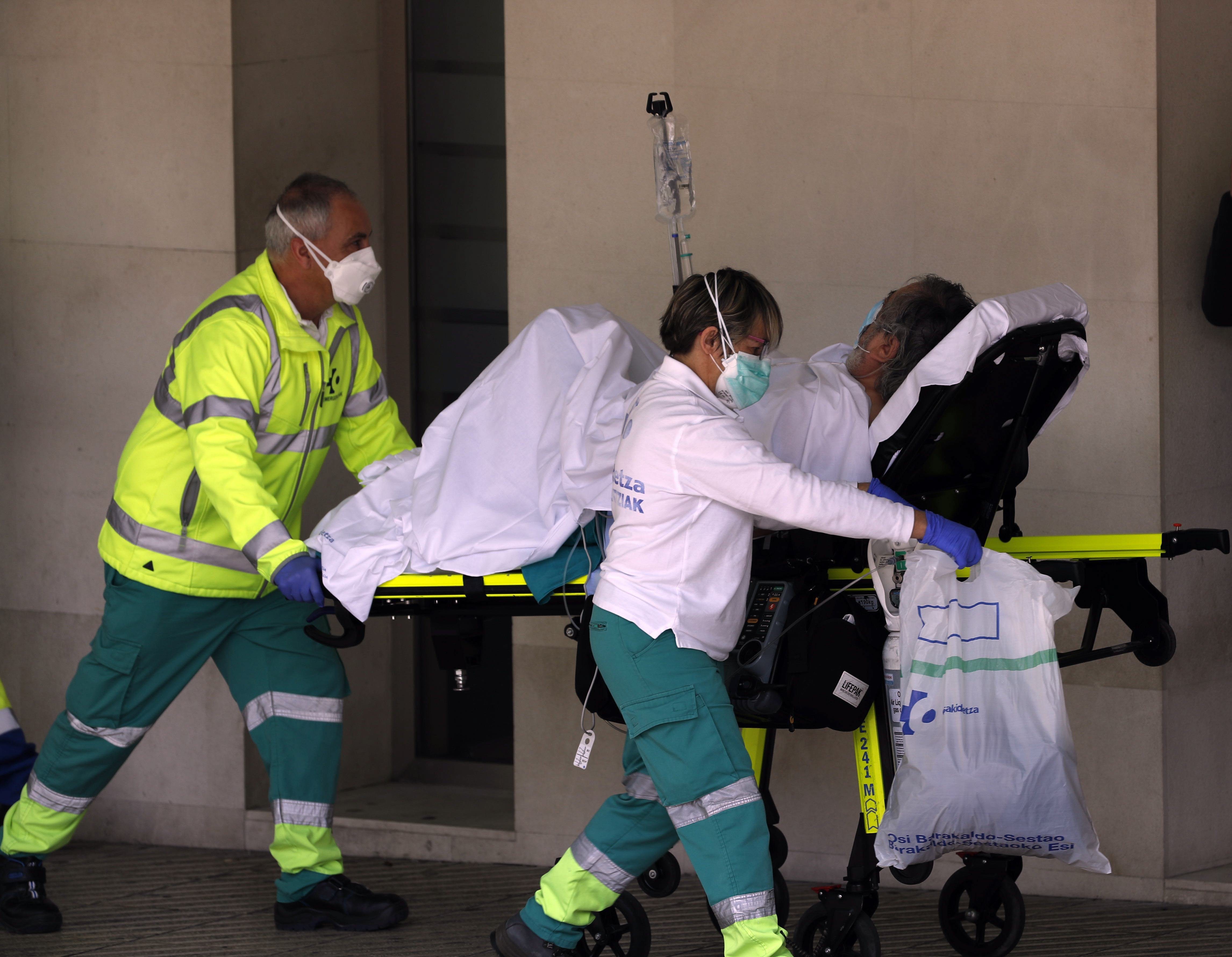 Imagen principal - La oleada de gripe lleva a Sanidad a extender a todos los centros de Alicante la recomendación de la mascarilla