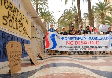 Los 'hippies' en su última semana en la Explanada: «Haremos huelga de hambre o nos encadenaremos a las casetas»