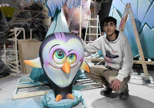 Iván Gómez Villalba con uno de sus ninots en el taller.