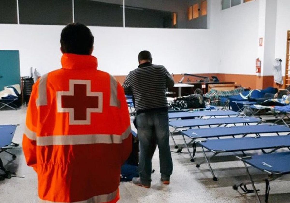 Voluntarios de Cruz Roja en el Centro de Acogida y Urgencia Social de Alicante.