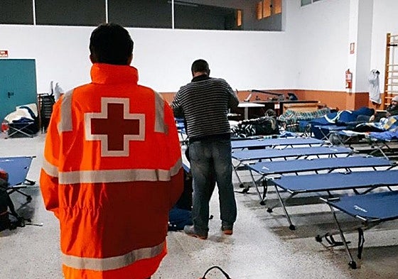 Voluntarios de Cruz Roja en el Centro de Acogida y Urgencia Social de Alicante.