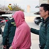 Retienen a una persona, desvalijan su casa, roban su coche y la Guardia Civil los pilla por olvidar la llave 'contactless'