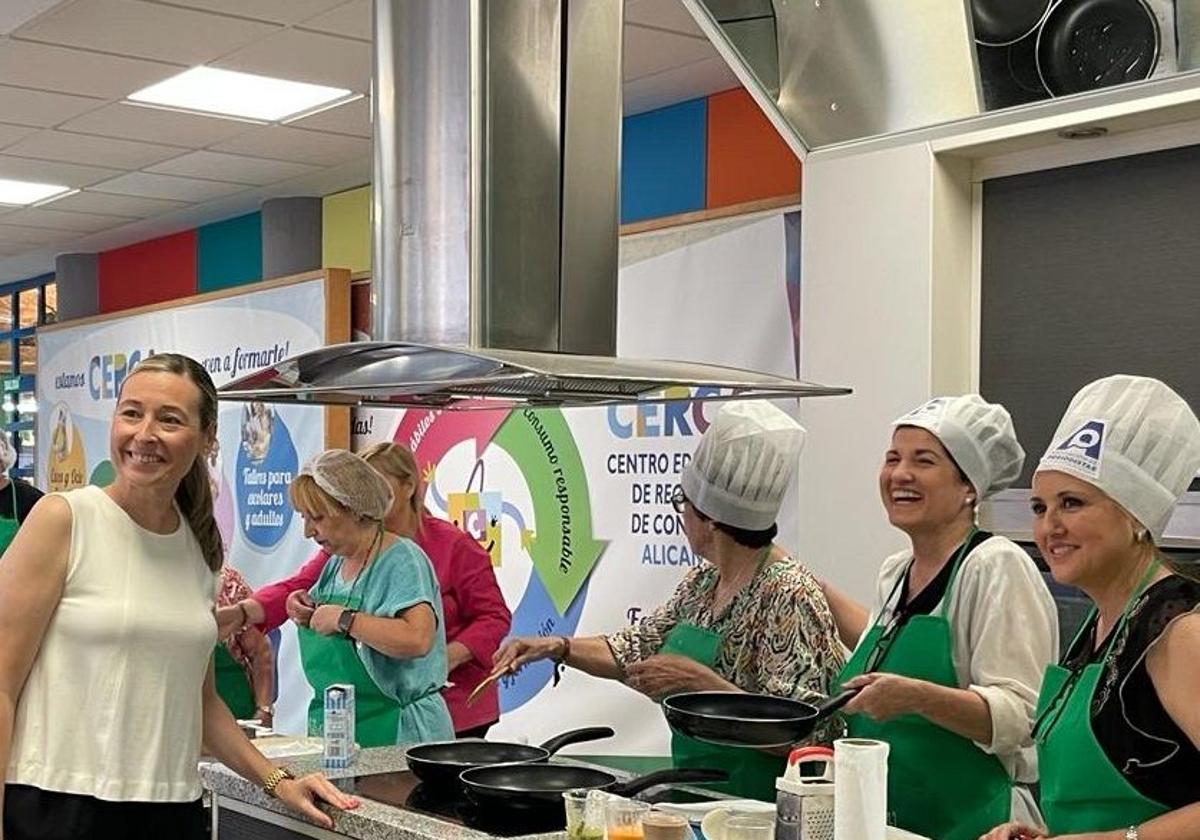 La concejal de Comercio de Alicante, Lidia López, en uno de los talleres de cocina que se imparten en el Mercado Central.