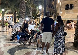 Caricaturas en la Explanada, sacan la mejor cara y atrapan miradas.