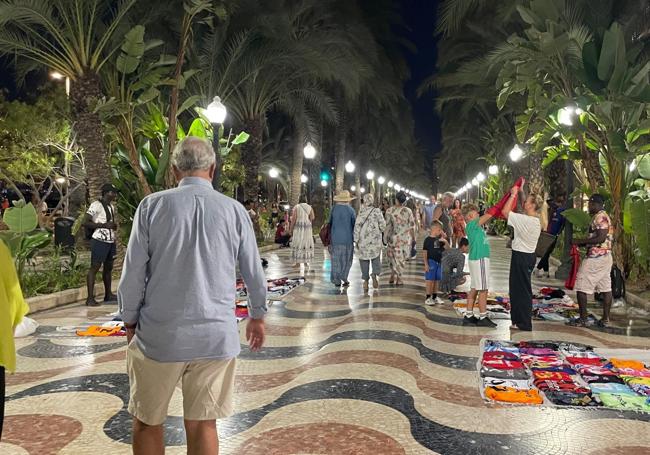 Venta de camisetas en la Explanada.