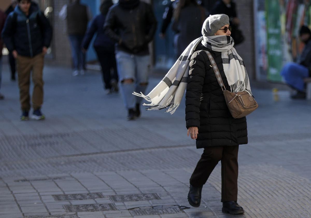 Una mujer abrigada por el frío.