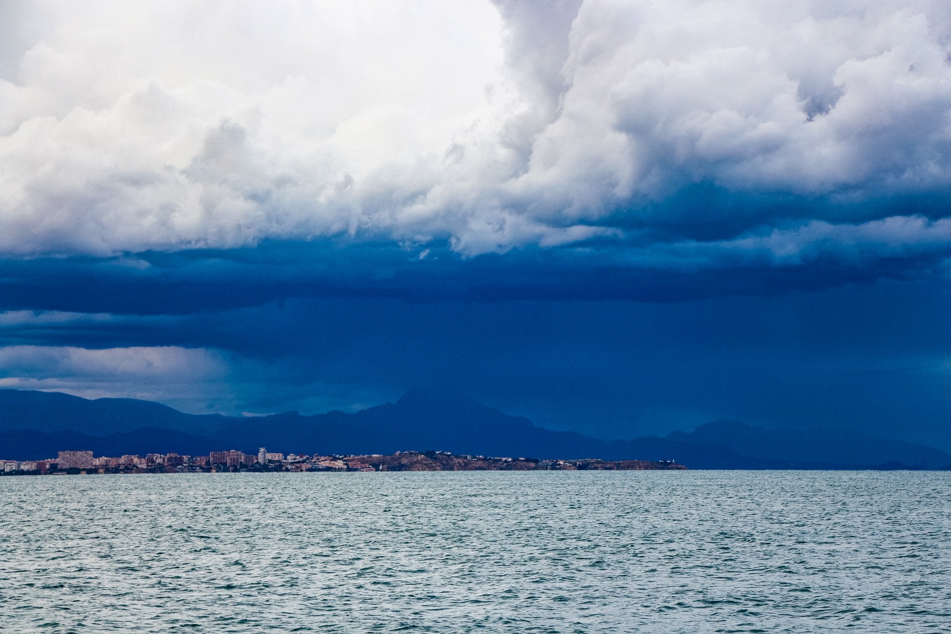 Una tormenta descarga sobre Alicante.