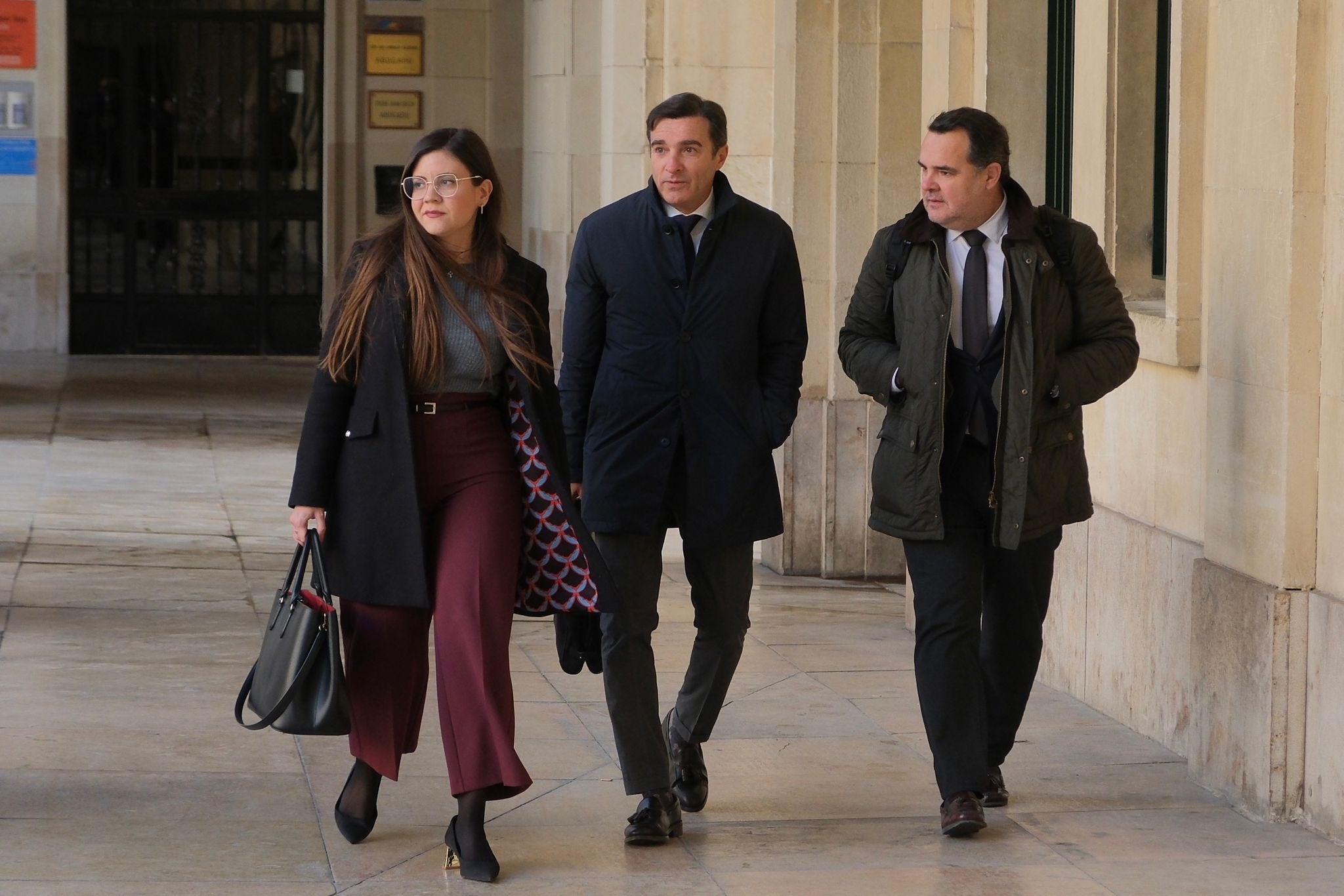 Imagen secundaria 1 - El presidente del Hércules, Carlos Parodi, antes de entrar a la Audiencia Provincial de Alicante.