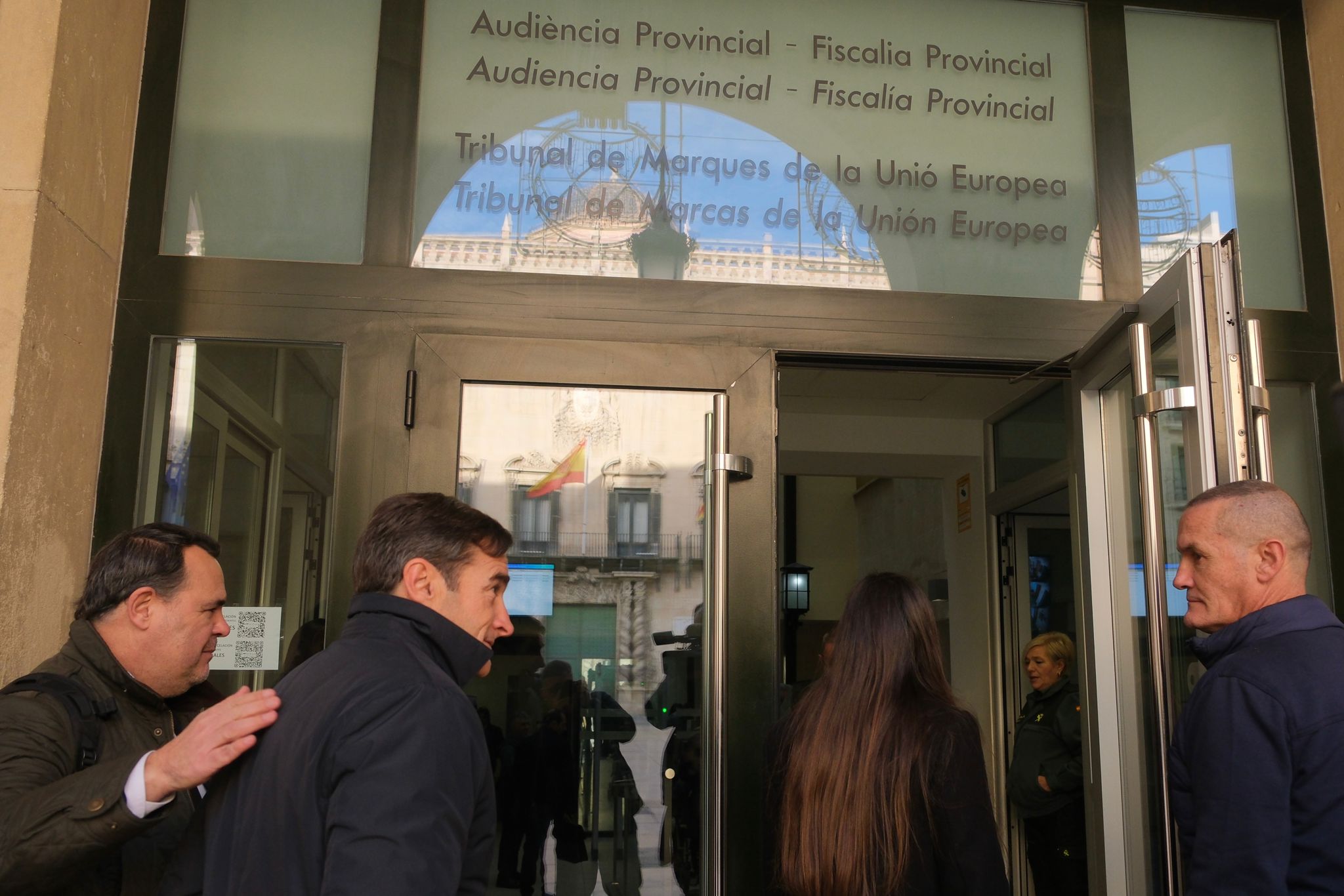 Imagen principal - El presidente del Hércules, Carlos Parodi, antes de entrar a la Audiencia Provincial de Alicante.