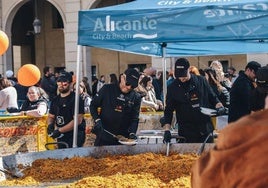 Un arroz gigante, emblema de Alicante, en la ciudad.