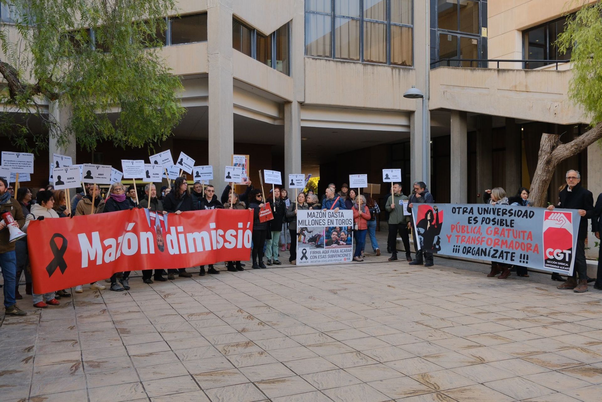 Así ha sido la protesta contra Mazón en la UA