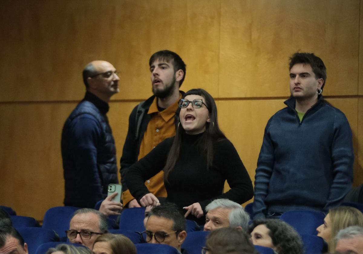 Sectores críticos con Mazón intentan reventar la toma de posesión de la rectora al grito de «asesino»