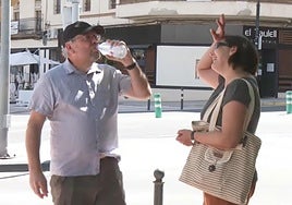 Dos viandantes sufren en sus propias carnes los efectos del calor.