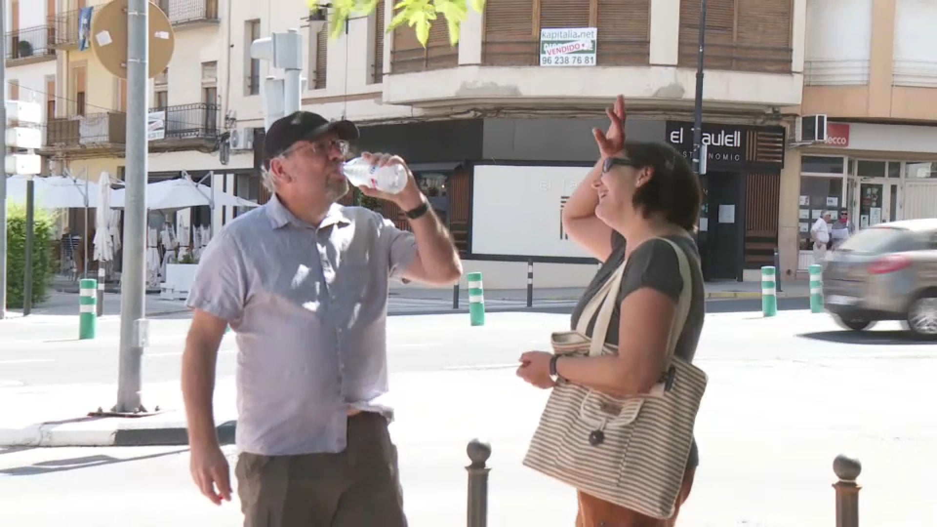 Dos viandantes sufren en sus propias carnes los efectos del calor.