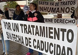 María, la madre de Marta, mégafono en mano frente al Hospital de Alcoi este viernes.