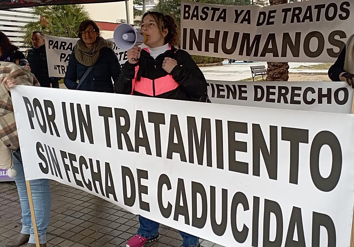 María, la madre de Marta, mégafono en mano frente al Hospital de Alcoi este viernes.
