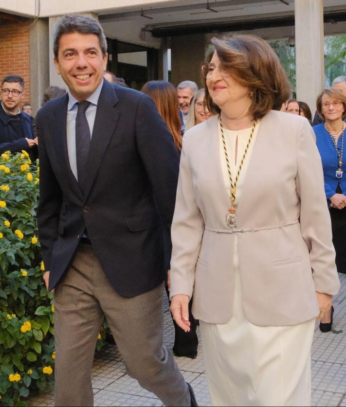 Imagen secundaria 2 - Protesta y llegada de Mazón a la UA, con saludo a su rectora.