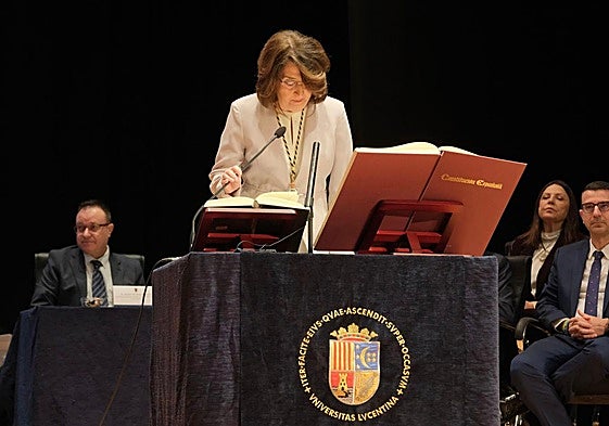 Amparo Navarro toma posesión como rectora de la UA.