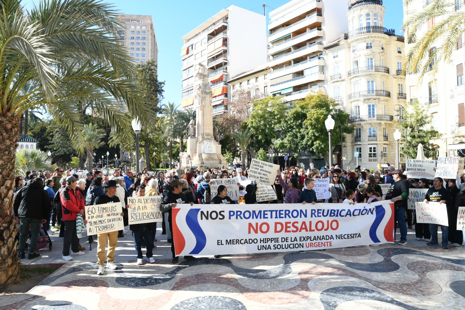 Primera manifestación de los &#039;hippies&#039; de la Explanada tras el cierre