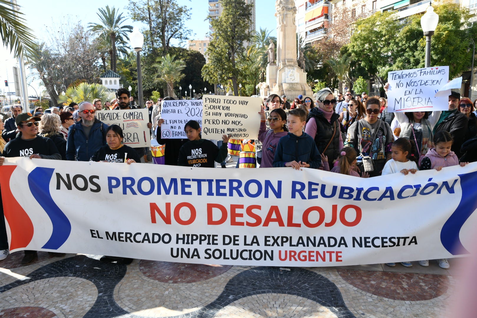 Primera manifestación de los &#039;hippies&#039; de la Explanada tras el cierre