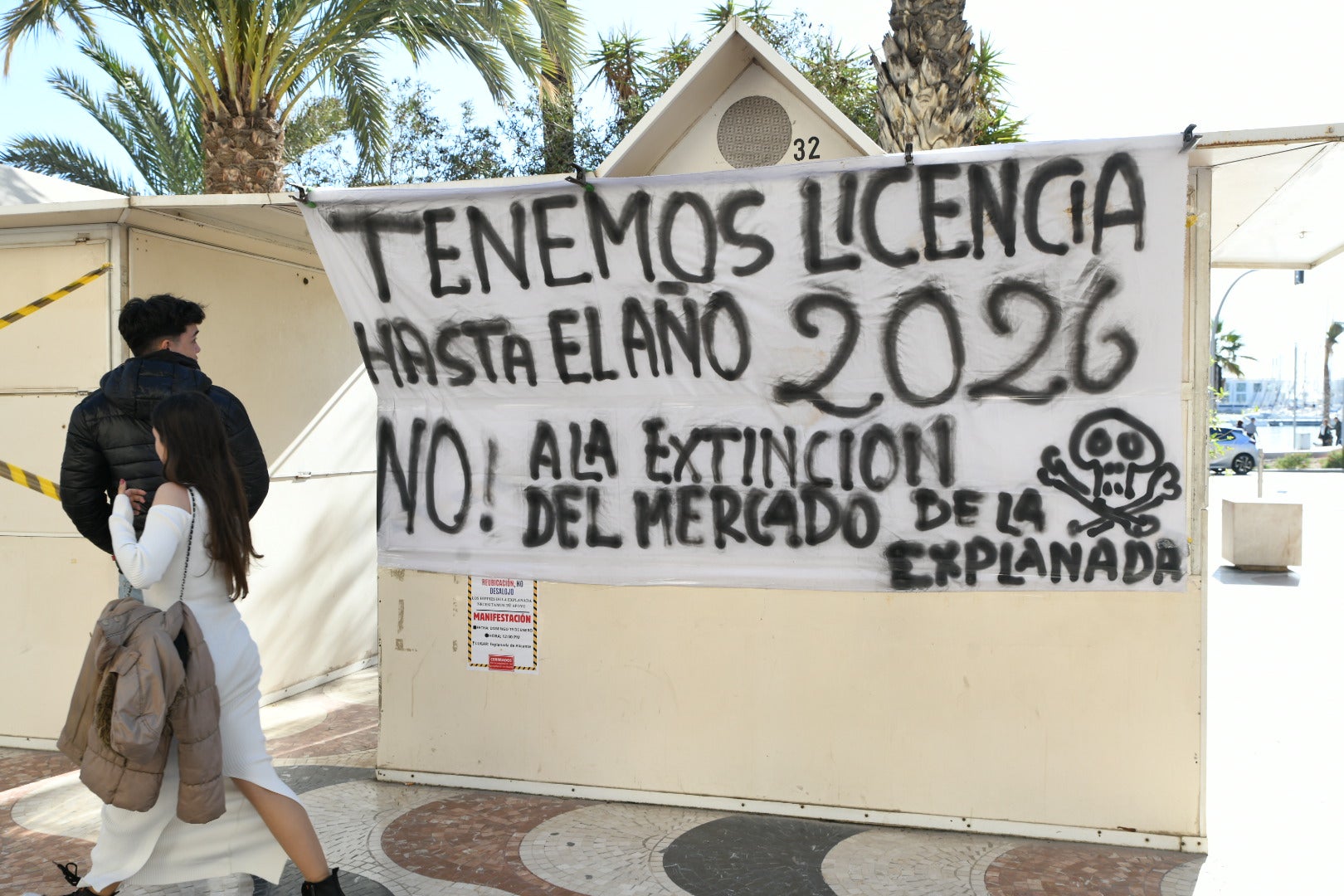 Primera manifestación de los &#039;hippies&#039; de la Explanada tras el cierre