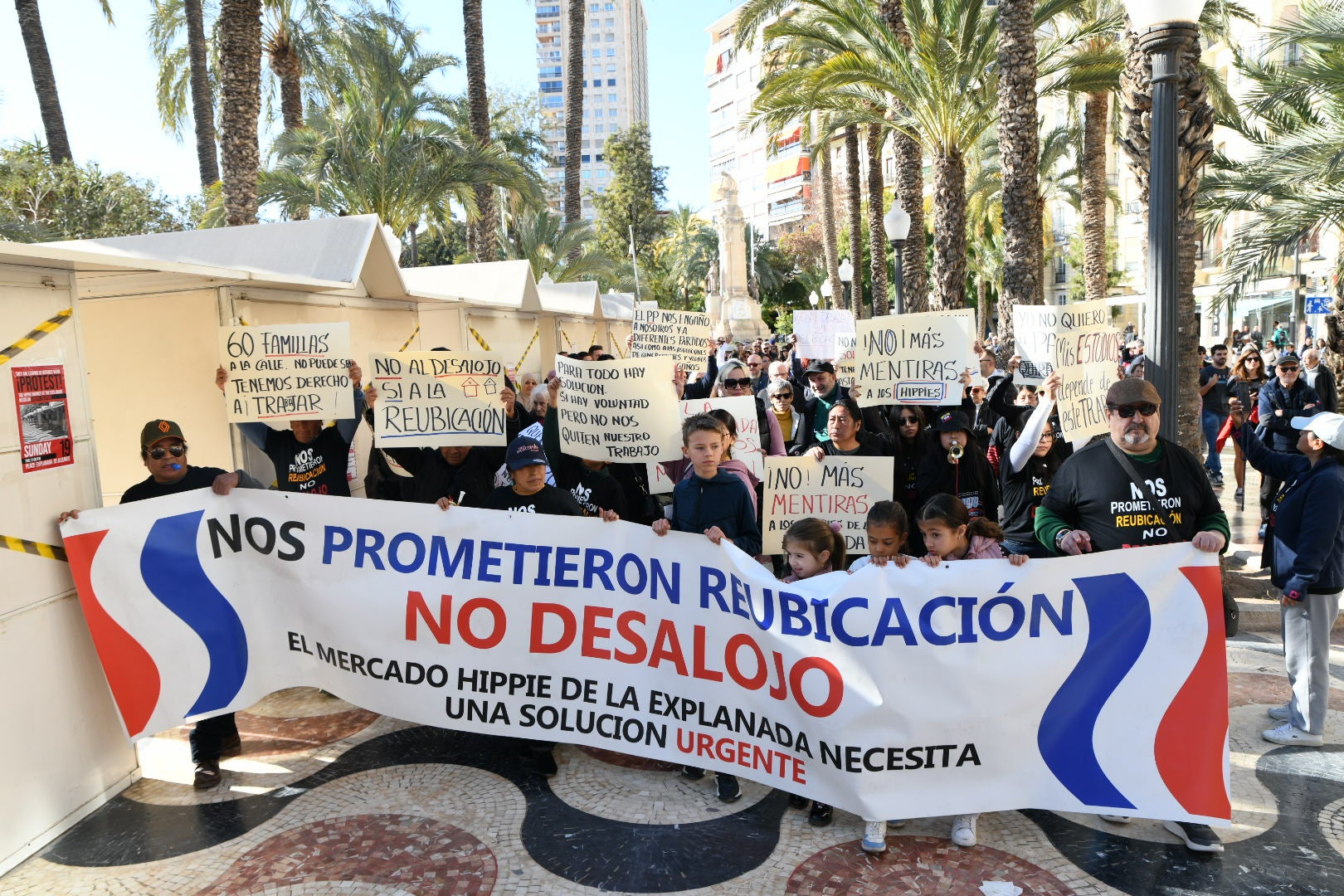 Primera manifestación de los &#039;hippies&#039; de la Explanada tras el cierre