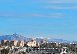 Nieve en la Aitana, vista desde la ciudad de Alicante.