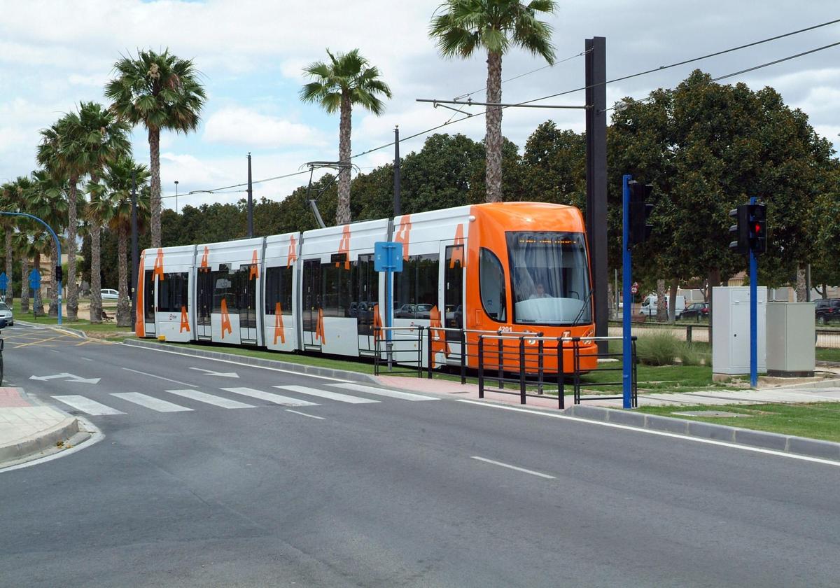 Tranvía de la L4 del Tram de Alicante por la playa de San Juan.