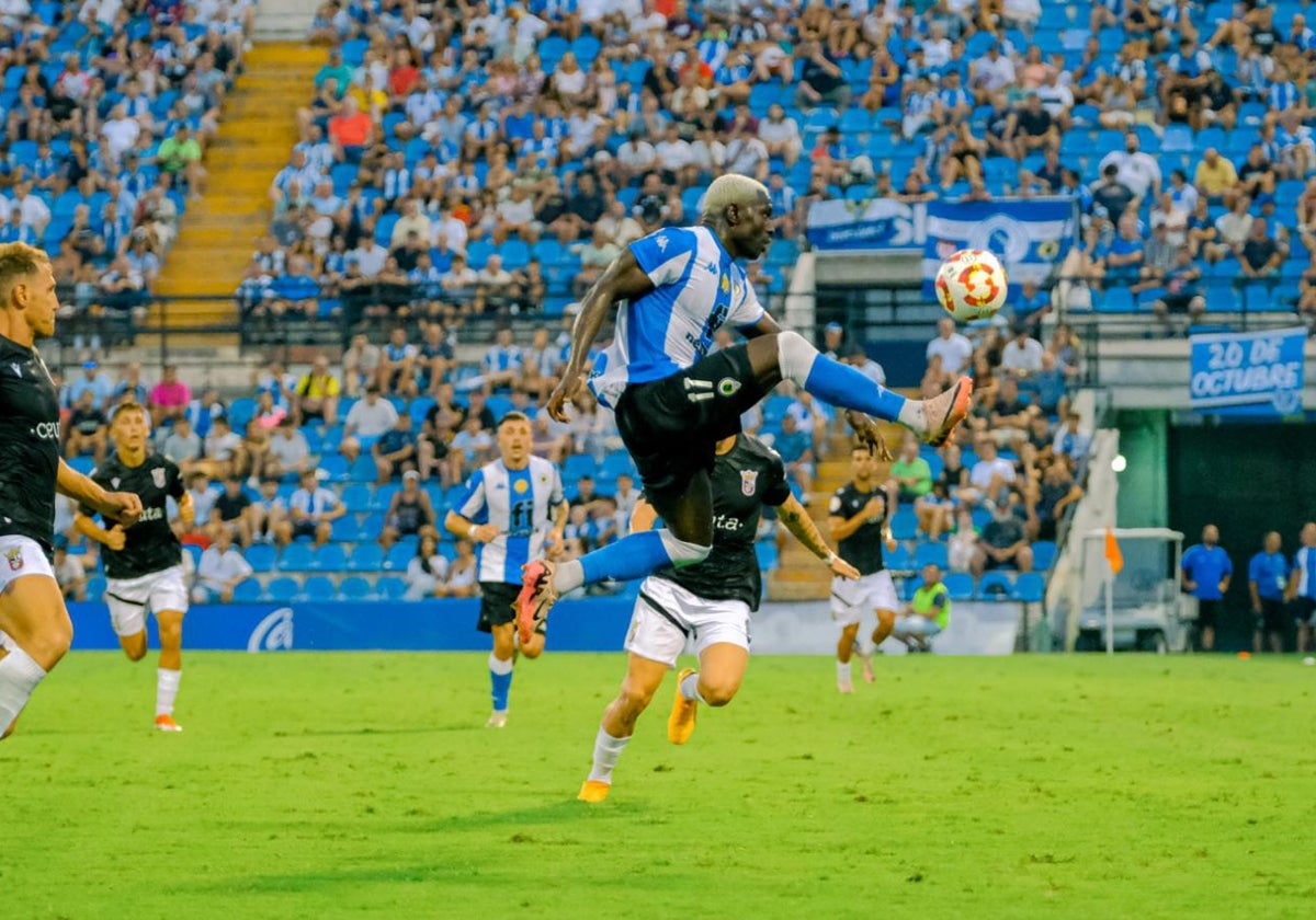 Marcos Mendes controla el balón ante el Ceuta esta temporada.