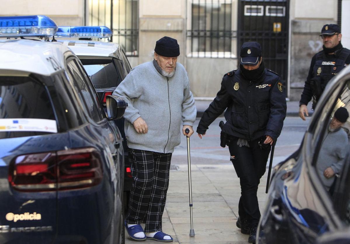 El asesino confeso antes de entrar a la Audiencia Provincial de Alicante.