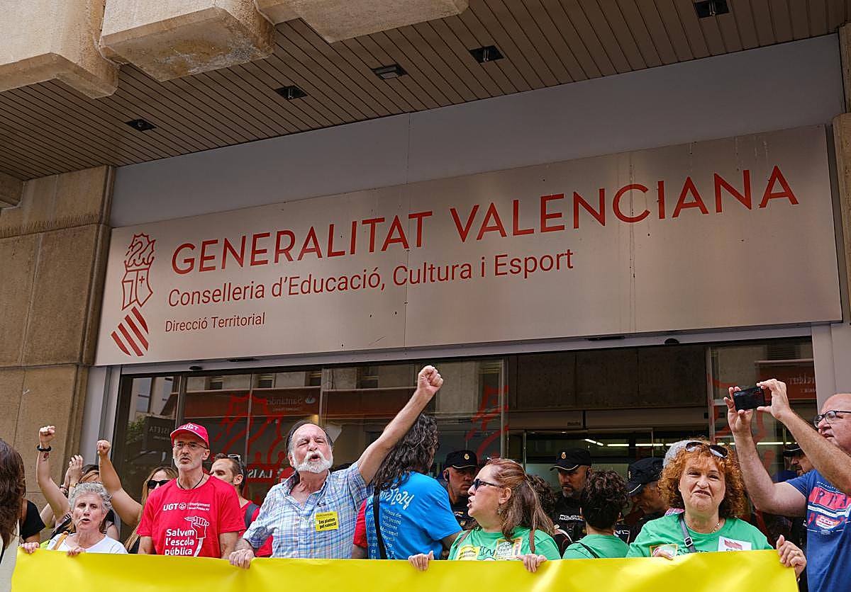 Concentración convocada en Alicante por Escola Valenciana.