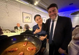 El alcalde de Alicante, Luis Barcala, con la cocinera y presentadora Jiapping Jan, con un arroz meloso con gamba roja.