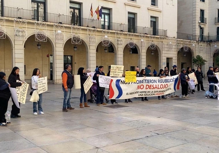 Los 'hippies' de la Explanada se manifiestan frente al Ayuntamiento.