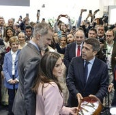 Los Reyes hacen parada en el estand de la Comunitat en Fitur con la DANA aún muy presente