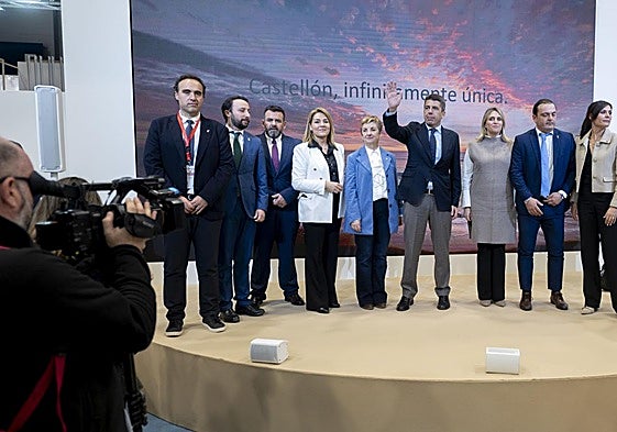 La consellera de Turisme Marián Cano en Fitur junto con Carlos Mazón y otras autoridades.