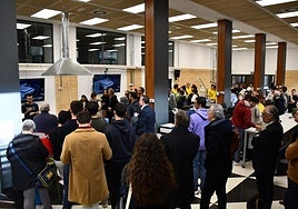 Acto de inuaguración del FABLAB, en la antigua sala multiusos del Campus.