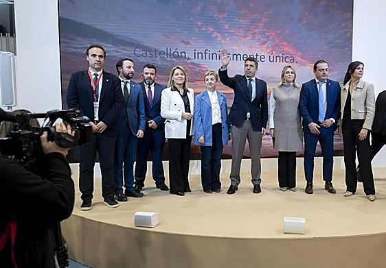 La consellera de Turisme Marián Cano en Fitur junto con Carlos Mazón y otras autoridades.