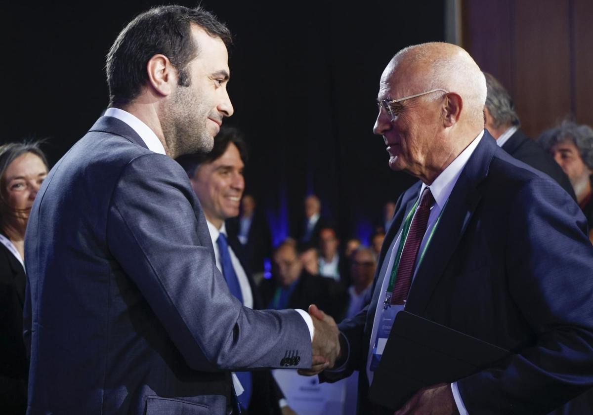 El presidente del Banco Sabadell (d), Josep Oliu, con el ministro de Economía, Carlos Cuerpo.