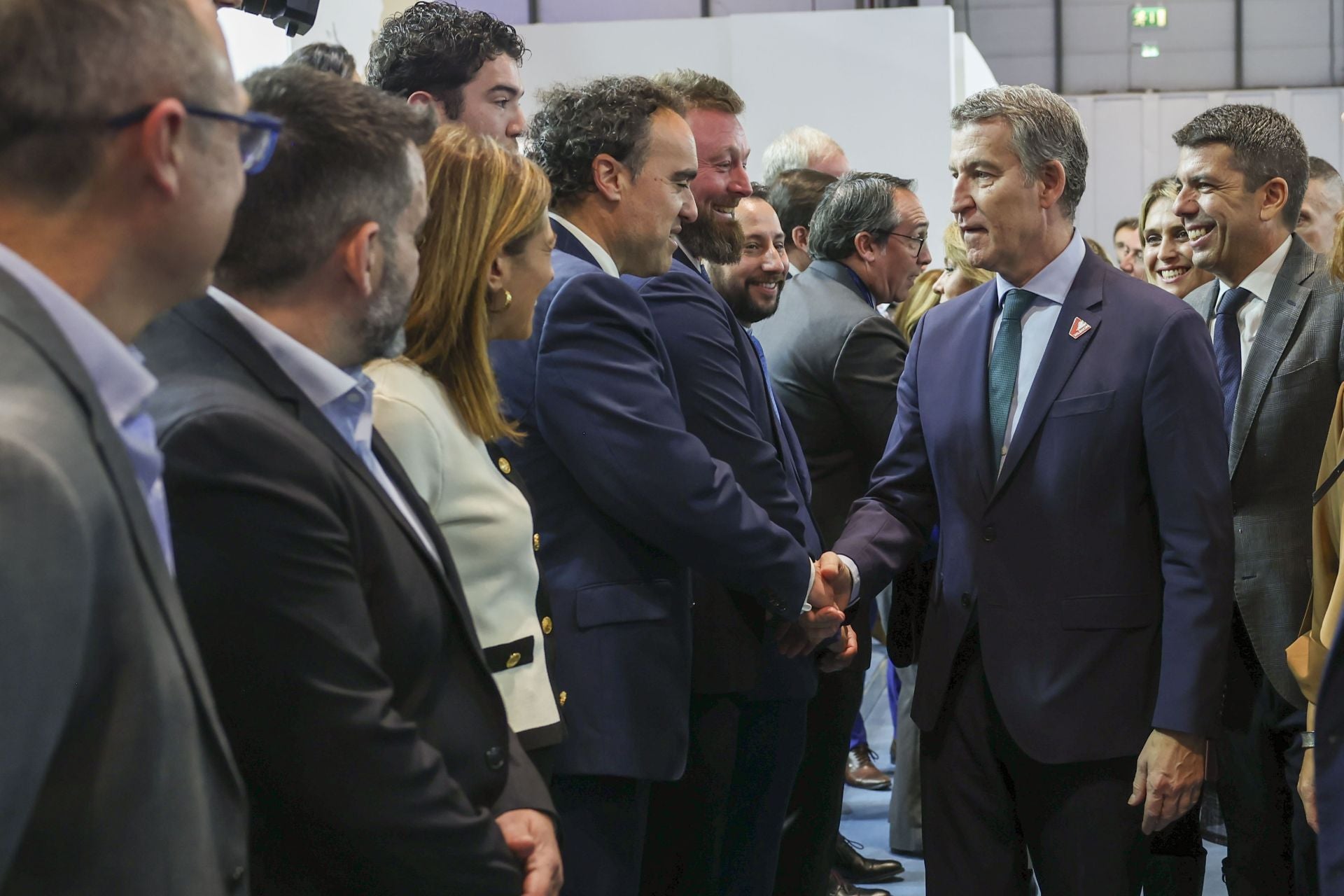 Feijóo recorre el estand de la Comunitat en Fitur junto a Mazón