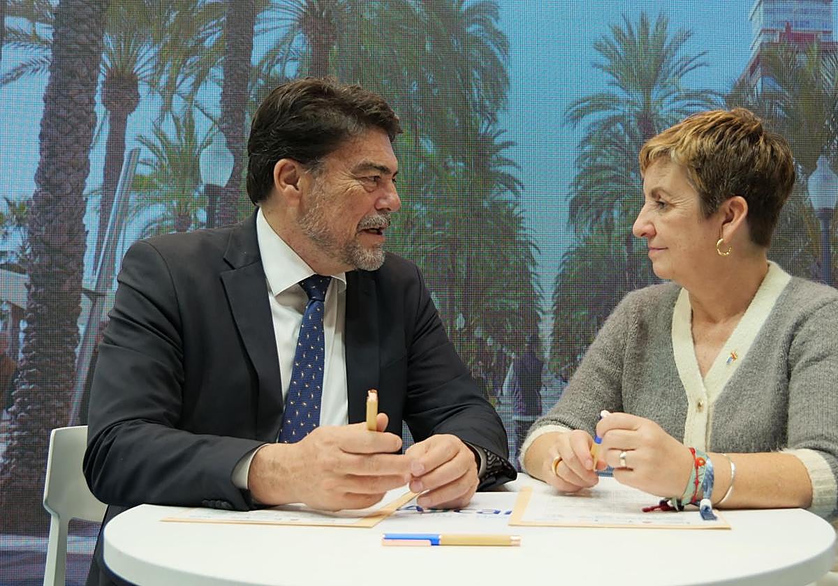 La consellera de Turisme y el alcalde de Alicante en la firma del convenio.