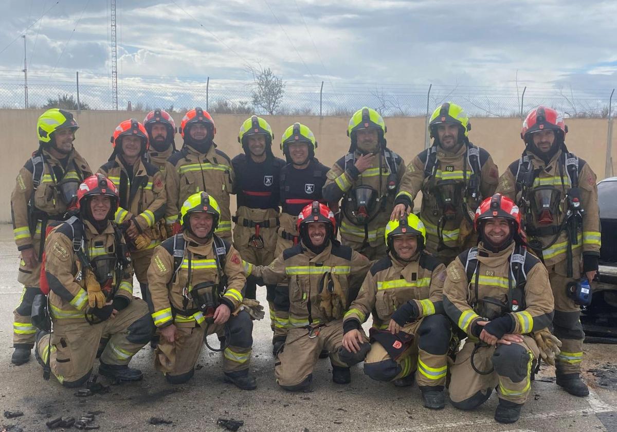 Bomberos de Alicante, con sus equipos reglamentarios.