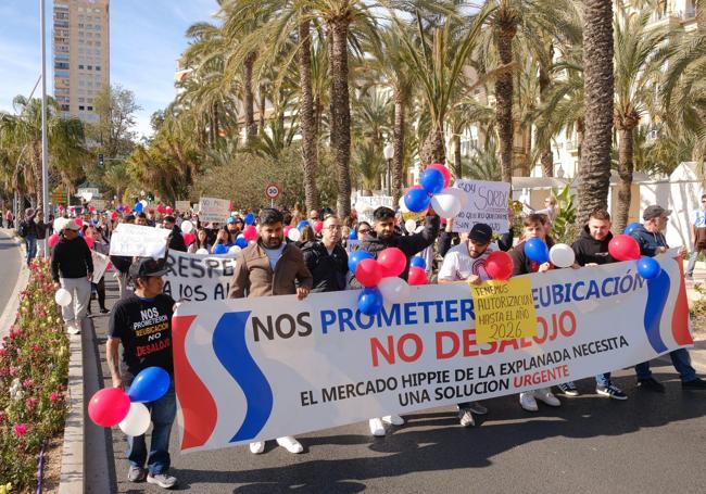 Manifestación de los 'hippies' por Mártires de la Libertad.