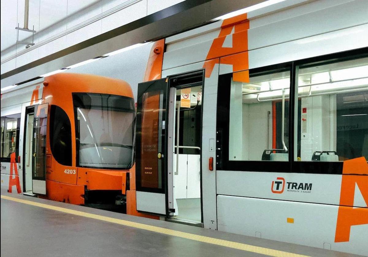 Un tranvía doble del Tram de Alicante.