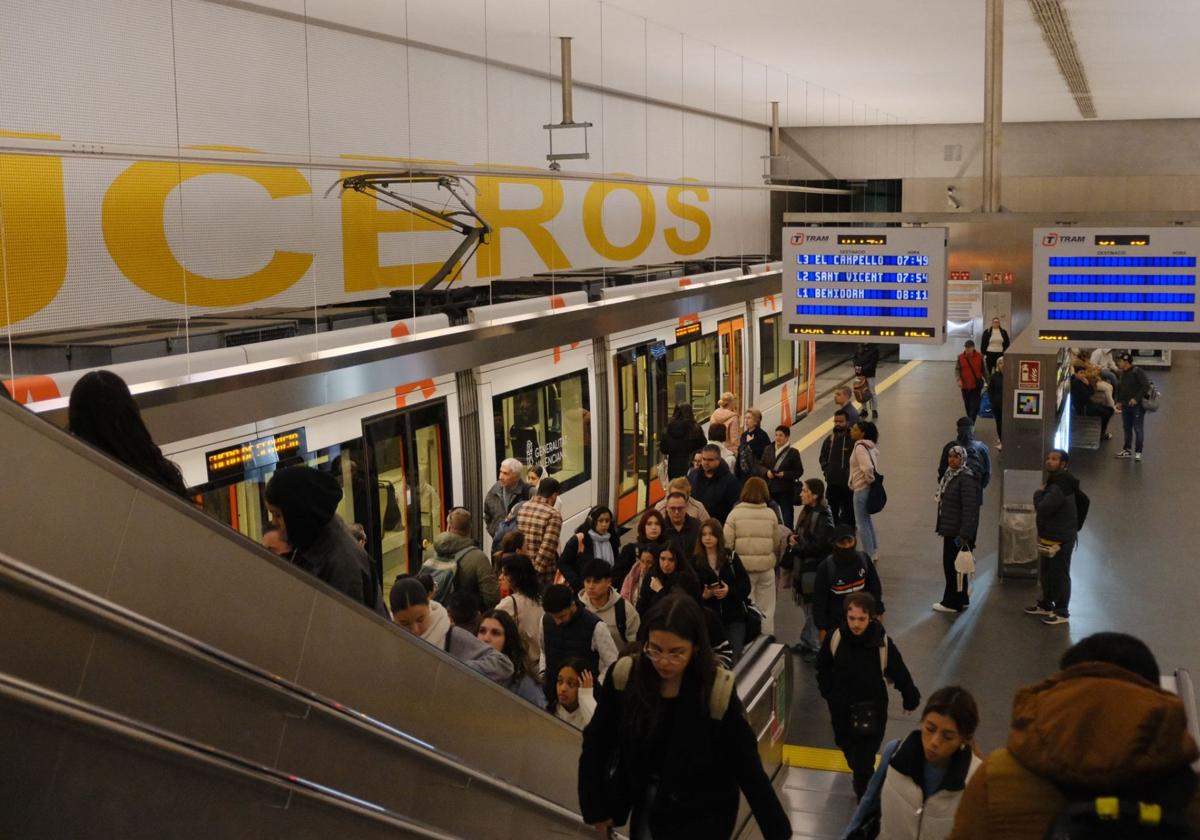 La huelga del TRAM deja durante su primer día retrasos, largas esperas y colas en las estaciones de Alicante