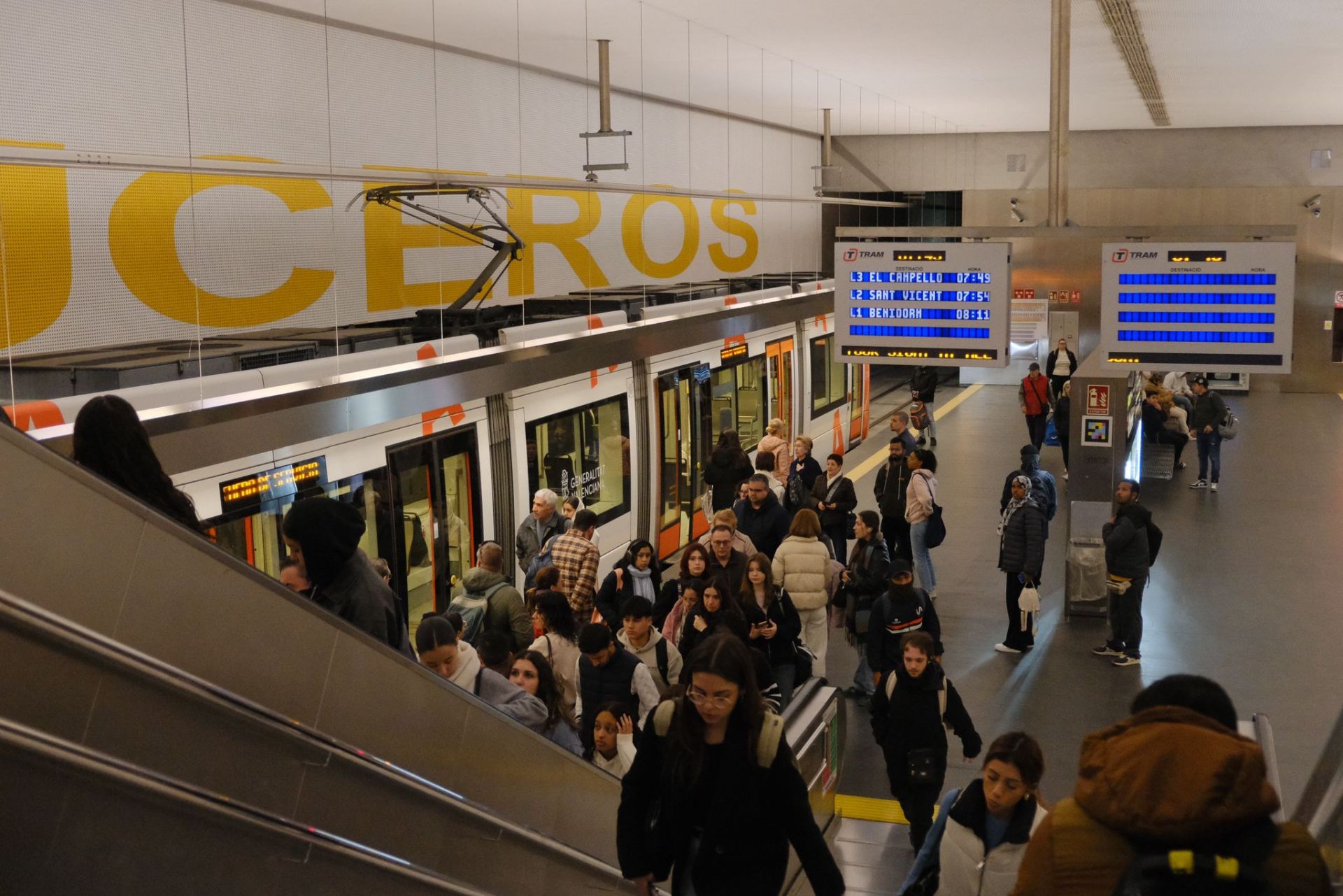 La huelga del TRAM deja durante su primer día retrasos, largas esperas y colas en las estaciones de Alicante