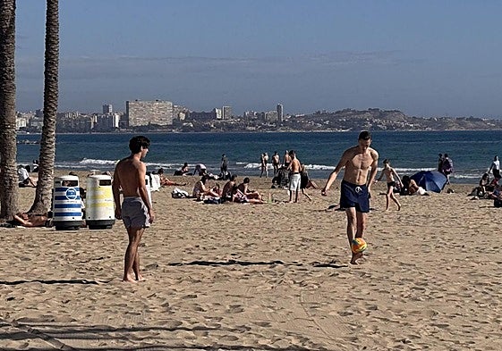 La playa del Postiguet la mañana de este lunes, 27 de enero.