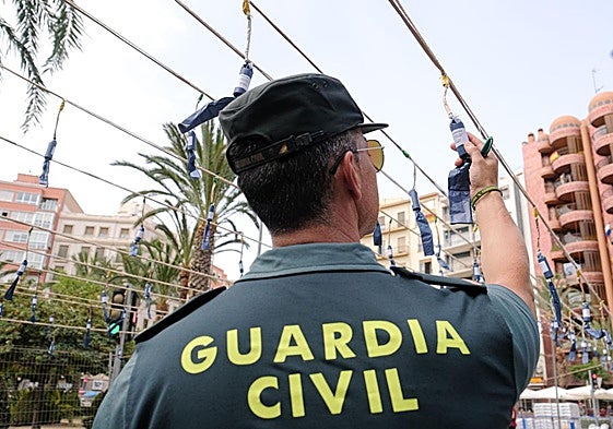 Control y revisión de pirotecnia la Guardia Civil en una mascletà de Luceros en las Hogueras 2024