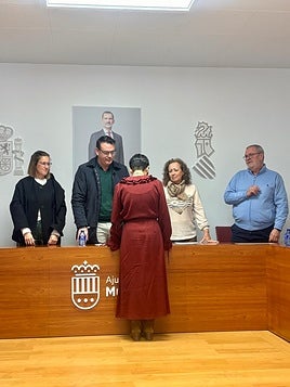El alcalde de Mutxamel, Rafael García Berenguer, preside el juramento de una funcionaria.