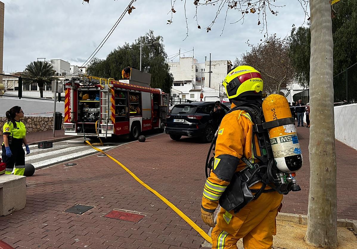 Imagen de la intervención de los bomberos en el centro.