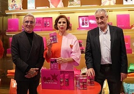 La diseñadora Ágatha Ruiz de la Prada; Jesús Navarro Alberola, director general, y Paco Escolano Navarro, director comercial de Carmencita.